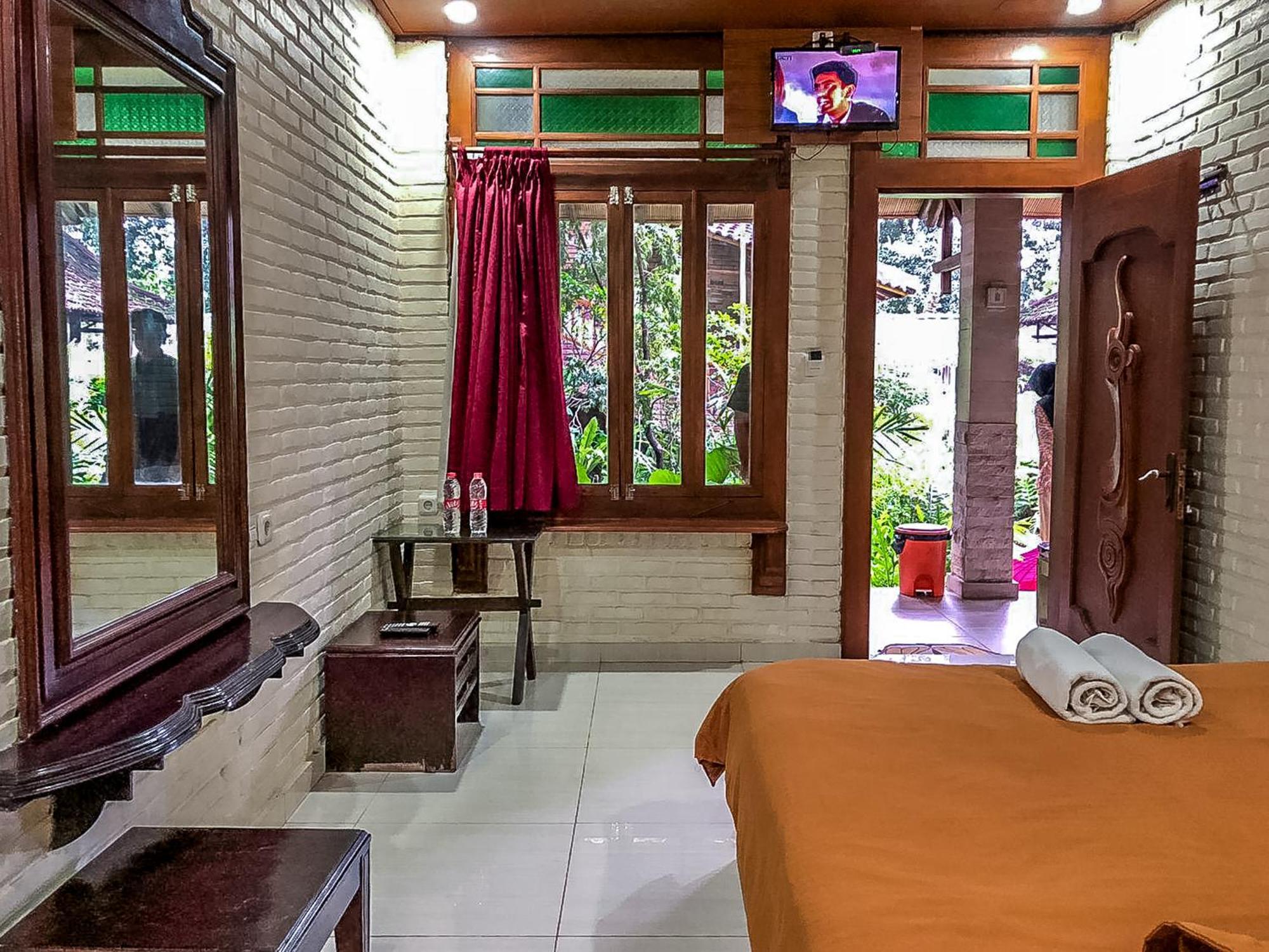 Arys Garden Hotel Yogyakarta Esterno foto